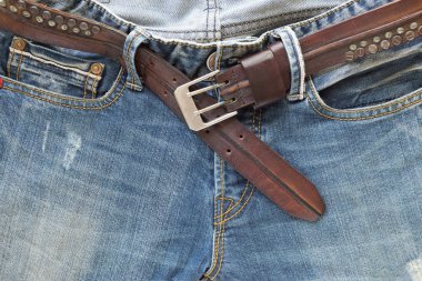 Mavi jeans kahverengi deri kemer ile