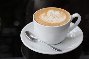 latte sanat ile kalp beyaz bir fincan sıcak kahve latte