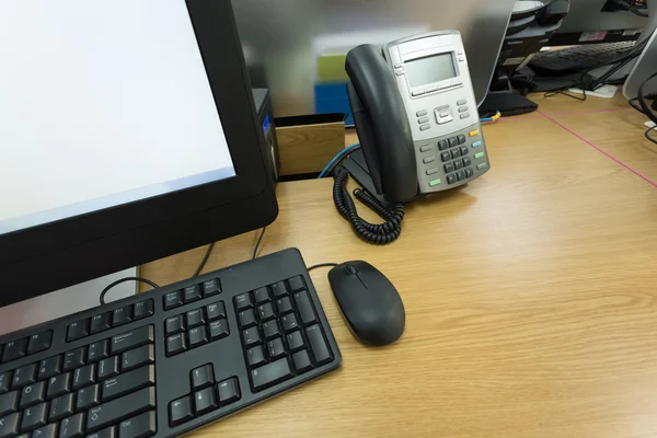 Stolní práce v kanceláři s telefonem a počítačem PC — Stock fotografie