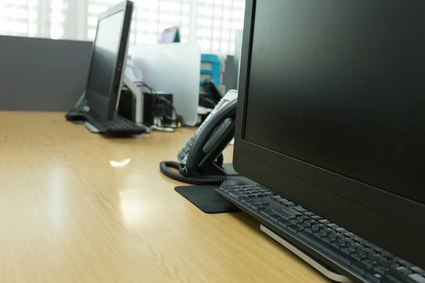 Tischarbeit im Büro mit schwarzem Computer-PC — Stockfoto