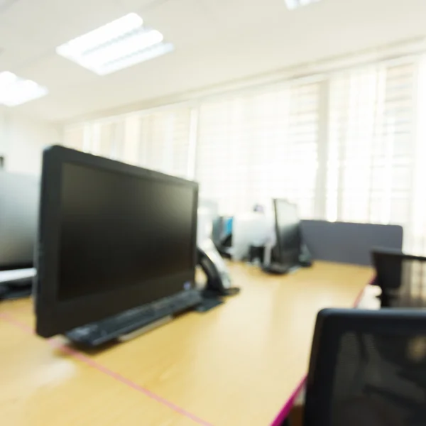 Astratto sfocatura lavoro tavolo di sfondo in ufficio con computer pc — Foto Stock