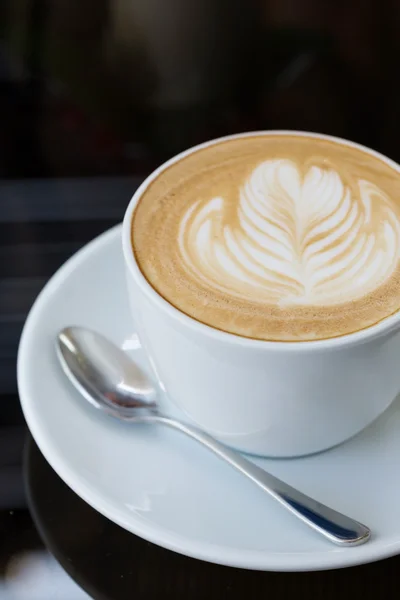 Горячий кофе латте, латте искусство с сердцем в белой чашке — стоковое фото