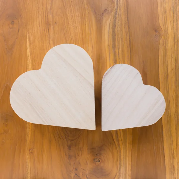 Coeur en bois organiser nuage en forme sur fond en bois brun — Photo