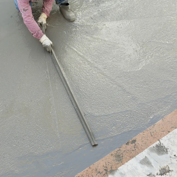 Murare betong cement arbetare puts golv — Stockfoto