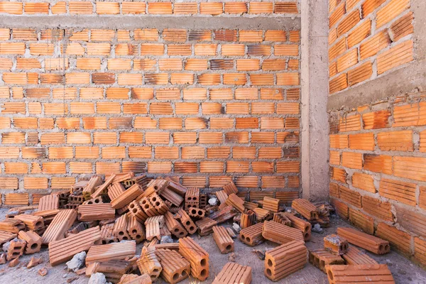 Mucchio di mattoni in cantiere con sfondo muro di mattoni — Foto Stock