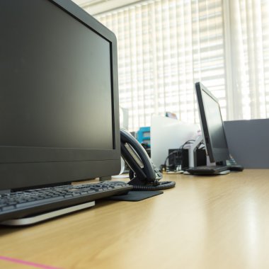 ofis siyah bilgisayar pc ile çalışma tezgahı