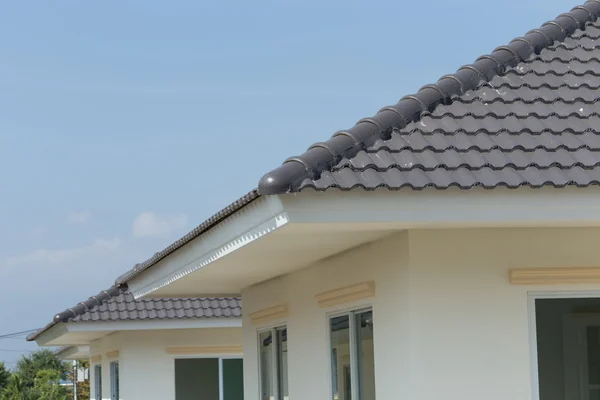 Yeni bir ev üzerinde siyah kiremit — Stok fotoğraf