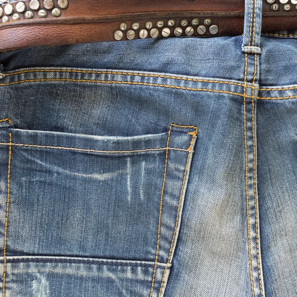 Blue jeans met bruin lederen riem — Stockfoto