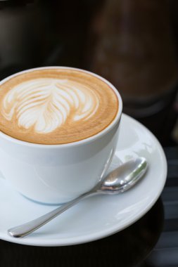 latte sanat ile kalp beyaz bir fincan sıcak kahve latte