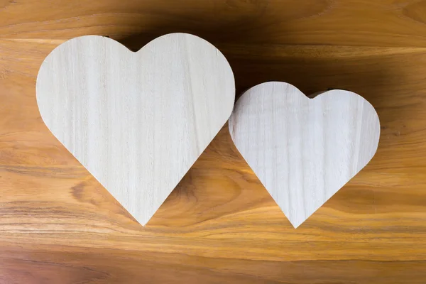 Ξύλινο κουτί σε σχήμα καρδιάς για καφέ φόντο ξύλινη — Φωτογραφία Αρχείου