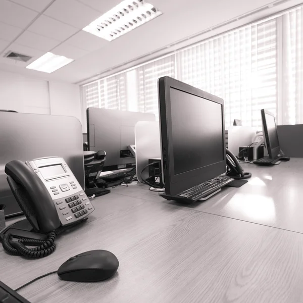 Tischarbeit im Büro mit Telefon und Computer — Stockfoto