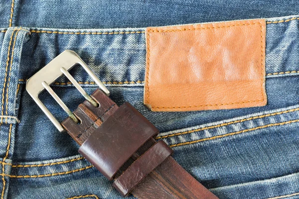 Blue jeans met lederen riem metal buckle en LabelTag — Stockfoto