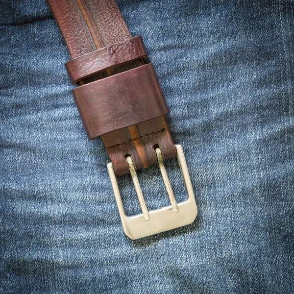 Denim jean textura fondo con cinturón de cuero —  Fotos de Stock