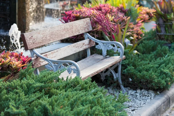 Vieux banc vintage dans jardin de fleurs — Photo