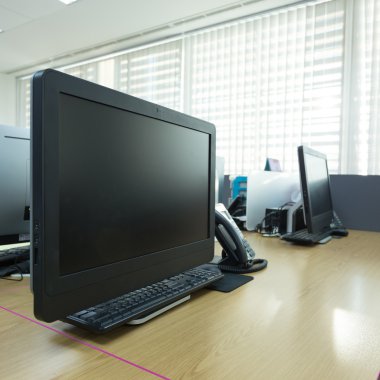 ofis siyah bilgisayar pc ile çalışma tezgahı