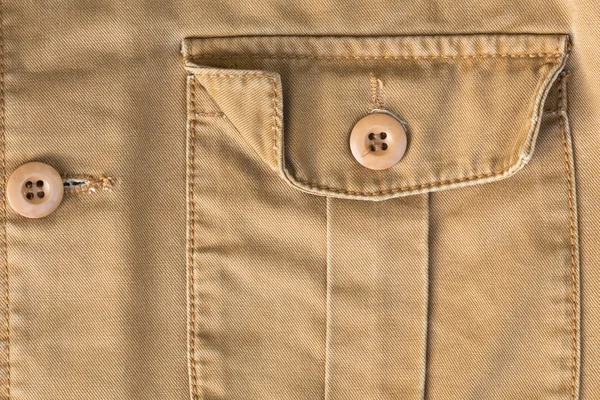Bolso frontal na camisa marrom textura têxtil fundo — Fotografia de Stock