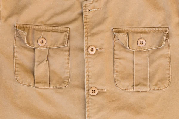 Передний карман на текстуре коричневой рубашки — стоковое фото