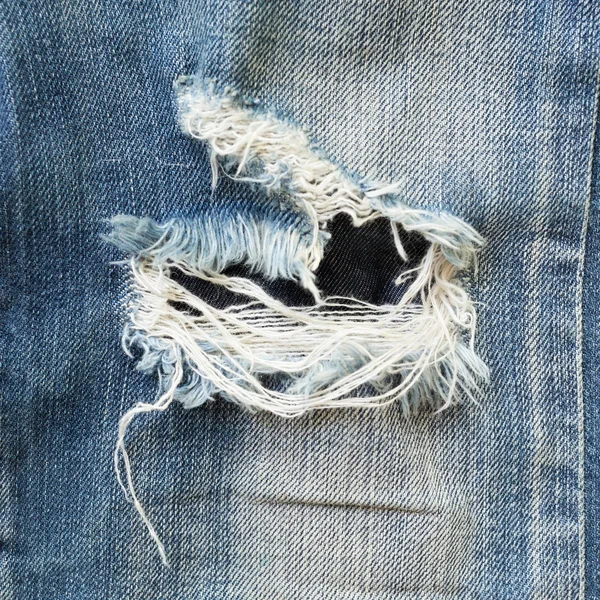 粗斜纹棉布牛仔裤蓝色又旧又破的时尚牛仔裤设计 — 图库照片