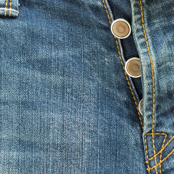 Kovové dno na módní modré džíny — Stock fotografie