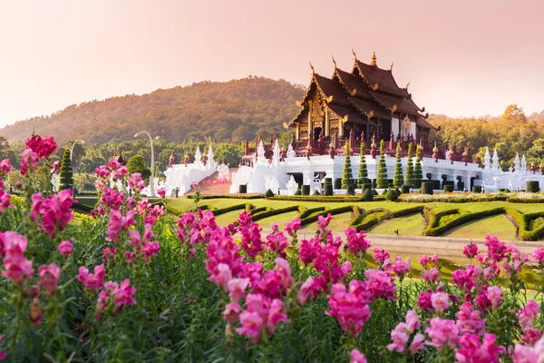 何康銮在皇家花博，传统的泰国建筑 — 图库照片