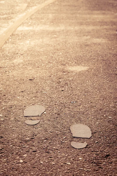Símbolo del carril de paseo a pie en el camino — Foto de Stock