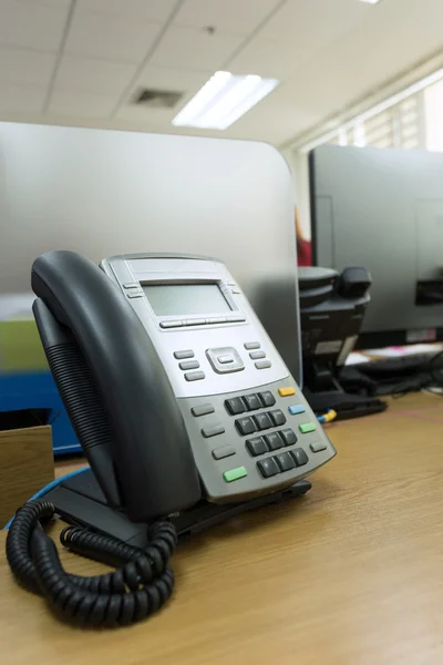 ऑफिसच्या टेबल कामावर काळा टेलिफोन — स्टॉक फोटो, इमेज