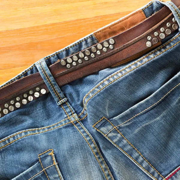 Blaue Jeans mit braunem Ledergürtel — Stockfoto