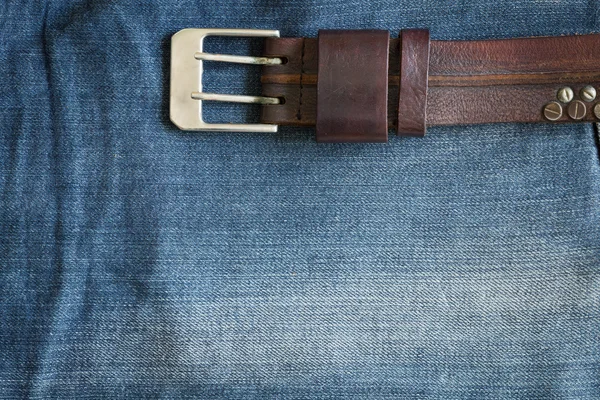 Denim jean textura fondo con cinturón de cuero —  Fotos de Stock