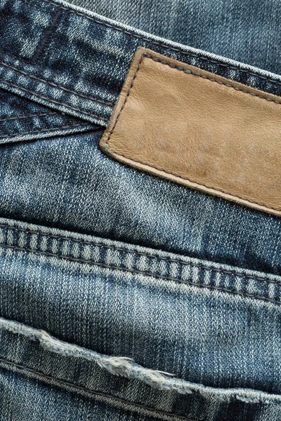 Brązowy skórzany etykietę na blue jeans — Zdjęcie stockowe