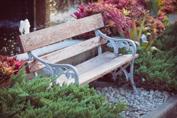 Стара старовинна лавка в квітковому саду — стокове фото