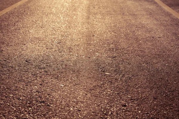 Strada asfaltata vuota con luce solare — Foto Stock