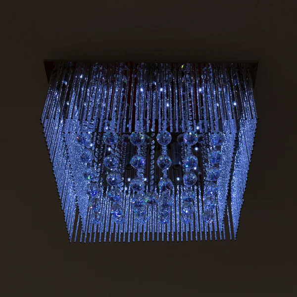 Kronleuchter Kristall blaues Licht auf schwarzem Wandhintergrund — Stockfoto