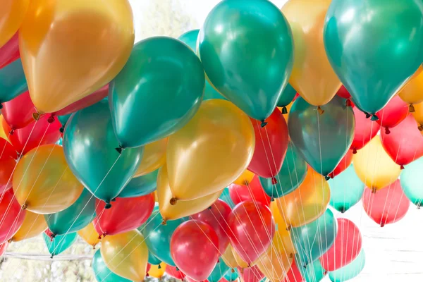 Барвисті кульки з щасливим святкуванням вечірка фону — стокове фото