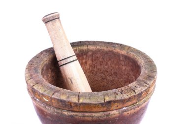 Tahta havan ve tokmak beyaz zemin üzerinde izole