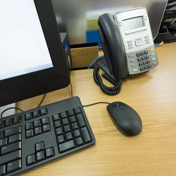 Trabalho de mesa no escritório com telefone e computador pc — Fotografia de Stock