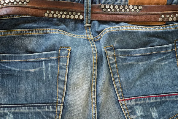 Jeans bleu avec ceinture en cuir marron — Photo