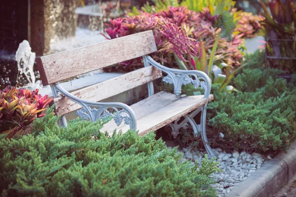 Starego rocznika ławce w kwiaty ogród — Zdjęcie stockowe