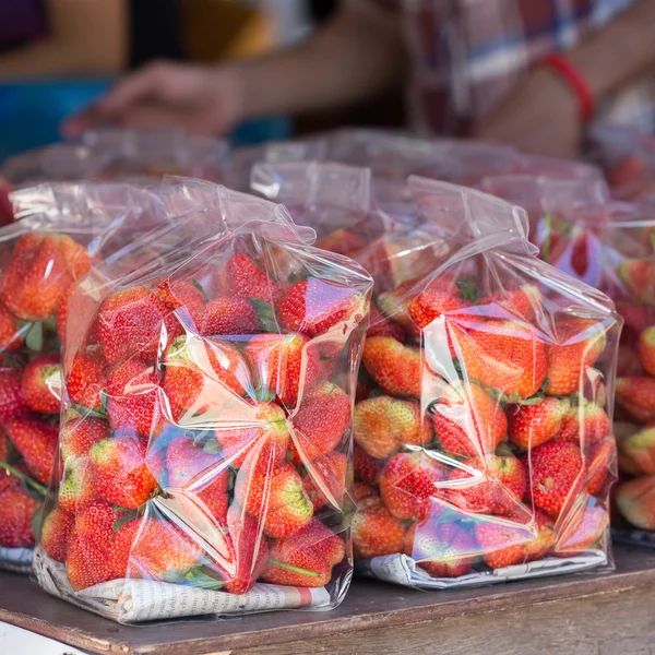 Frutta succosa alla fragola in busta di plastica — Foto Stock