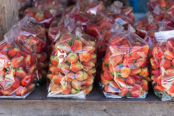Frutta succosa alla fragola in busta di plastica — Foto Stock