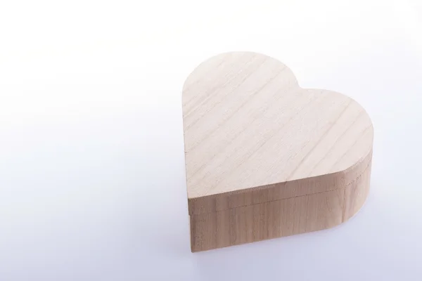 Ξύλινο κουτί καρδιάς του αγάπη απομονωθεί σε λευκό φόντο — Φωτογραφία Αρχείου