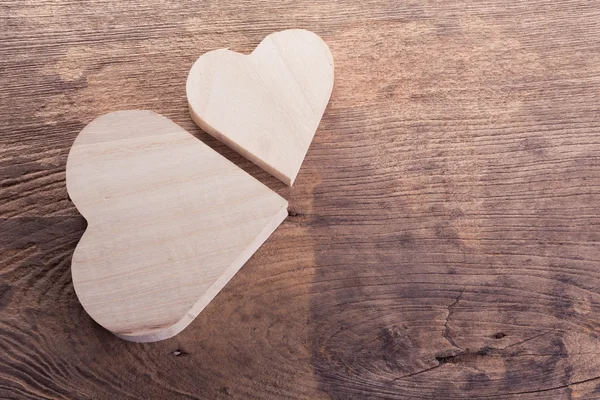 Herz braun holzschachtel auf holzgrund, abstrakte liebe — Stockfoto