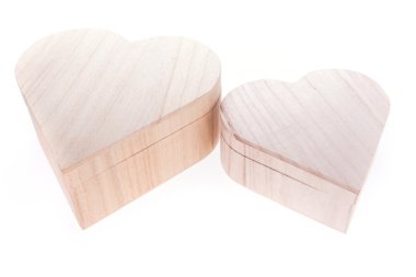 kalp ahşap kutu seviyorum izole üzerinde beyaz arka plan
