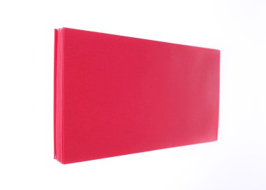 Hediye için beyaz arka plan üzerinde izole kırmızı zarf