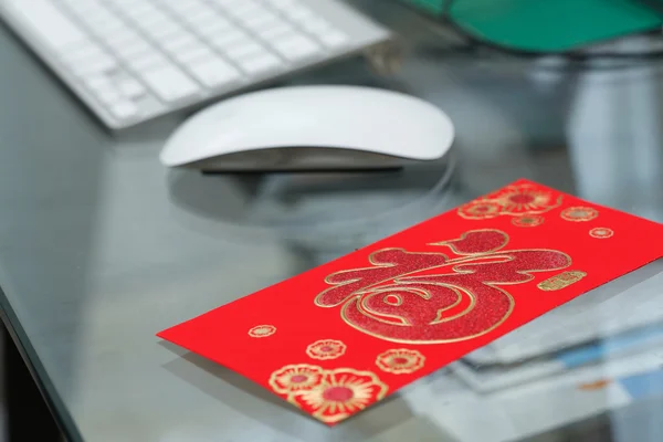 Roter Umschlag Geschenk auf dem Tisch Arbeit der chinesischen Neujahrsfeier — Stockfoto