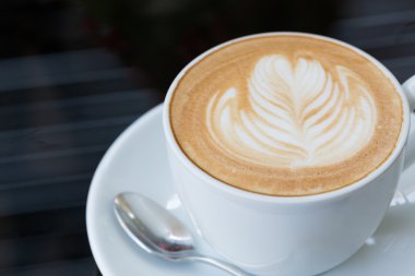 latte sanat ile kalp beyaz bir fincan sıcak kahve latte