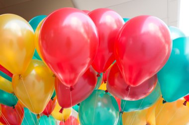 mutlu kutlama parti arka plan ile renkli balonlar