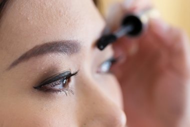 Makyaj güzellik ile fırça kaş güzel kadın