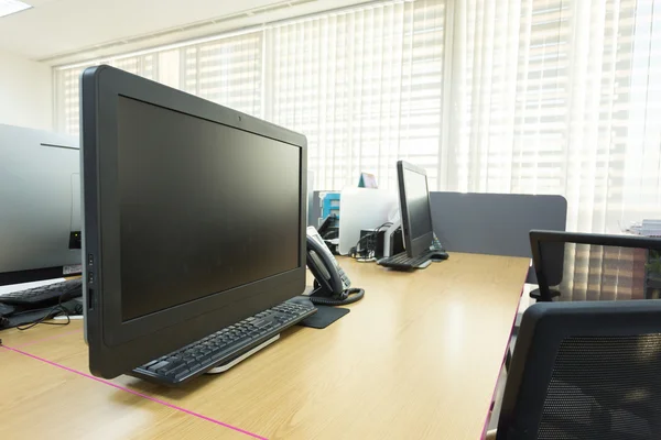 Tischarbeit im Büro mit schwarzem Computer-PC — Stockfoto