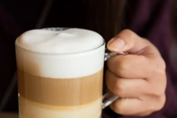 Femme main tenir une tasse de café dans le café — Photo