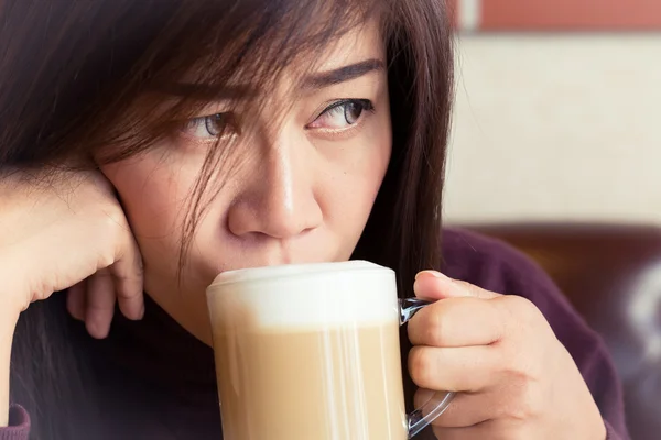 Donna che beve un caffè latte in caffè — Foto Stock